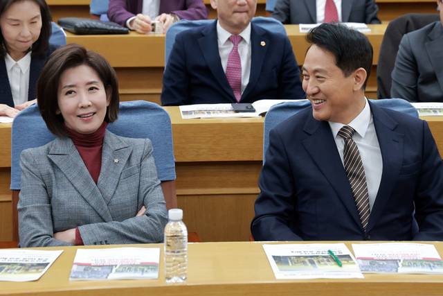 나경원 국민의힘 의원이 6일 국회 의원회관에서 국민의힘 권영세 의원과 서울시가 연 용산국제업무지구 관련 정책 토론회에 참석해 오세훈 서울시장과 대화하고 있다. [연합뉴스]