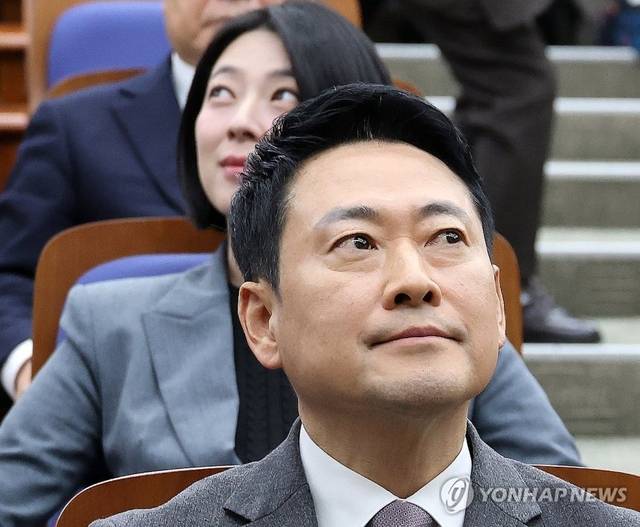 국민의힘 장동혁 대표(앞)와 배현진 의원이 23일 국회에서 열린 의원총회에서 앞뒤로 나란히 앉아 서로 다른 곳을 바라보고 있다. 연합뉴스