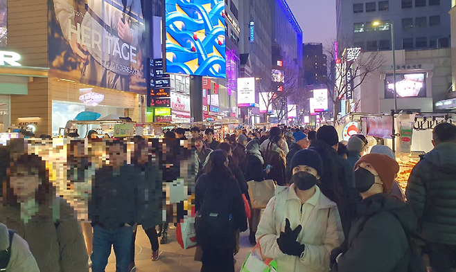 지난 6일 오후 서울 중구 명동 거리에서 관광객들이 노점 먹거리 골목을 둘러보고 있다.=사진 최승한 기자