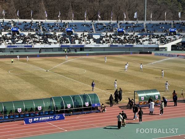 파주스타디움에서 경기 킥오프 2분 전 잔디 살수를 하는 모습. 김희준 기자