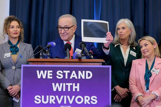 지난달 24일 도널드 트럼프 미국 대통령의 국정연설 직전에 의회에서 민주당 여성의원모임이 엡스틴 성착취 사건 피해 생존자들과 함께 연 기자회견에서 척 슈머 민주당 상원 원내대표(왼쪽 둘째)가 발언하고 있다. AFP 연합뉴스