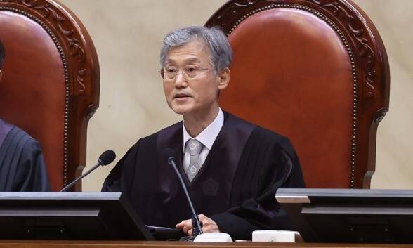 2025년 5월1일 조희대 대법원장이 대법원 대법정에서 ‘이재명 공직선거법 위반 사건’ 전원합의체 선고를 하고 있다. 사진공동취재단