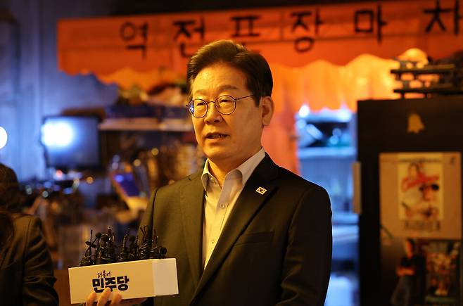 2025년 5월1일 저녁 이재명 당시 더불어민주당 대통령 후보가 서울 종로구 삼일대로 한 식당에서 열린 행사를 마치고 대법원이 공직선거법 위반과 관련한 2심 판결을 파기 환송한데 대한 기자의 질문에 답하고 있다. 공동취재사진