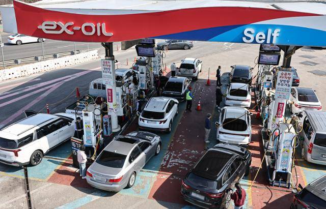 미국과 이란 전쟁 여파로 국제 유가가 상승하고 있는 4일 서울 서초구 경부고속도로 만남의광장 주유소에서 시민들이 주유를 하고 있다. 뉴스1