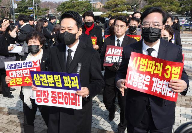 장동혁(맨 앞줄 가운데) 국민의힘 대표를 비롯한 소속 의원들이 5일 서울 종로구 청와대 사랑채 분수대 앞에서 현장 의원총회를 마친 뒤 도보 행진을 하고 있다. 뉴시스