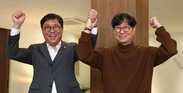 영화 '왕과 사는 남자'를 연출한 장항준 감독이 관객 수 1,000만 명 달성을 기념해 최휘영 문화체육관광부 장관과 포즈를 취하고 있다. 최 장관이 7일 자신의 인스타그램에 게시한 사진이다. 뉴시스