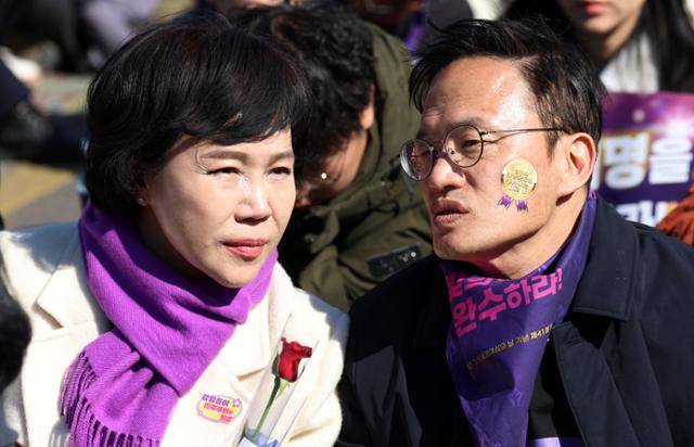 박주민·전현희 더불어민주당 서울시장 예비후보가 7일 서울 광화문 서십자각에서 열린 2026년 3·8세계여성읜 날 기념 제41회 한국여성대회에서 대화를 하고 있다. 이번 대회는 빛의 혁명을 완수하라! 성평등이 민주주의의 완성이다 모이자광장으로, 여성주권자의 힘으로!라는 슬로건으로 열렸다. 뉴스1