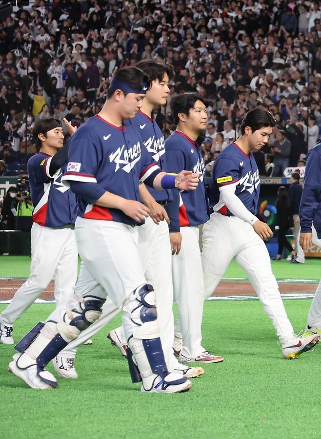 <yonhap photo-5762="">7일 일본 도쿄돔에서 열린 2026 월드베이스볼클래식(WBC) 조별리그 C조 2차전 대한민국과 일본의 경기에서 6-8로 패배한 한국 선수들이 아쉬워하고 있다. 2026.3.7 [연합뉴스]</yonhap>