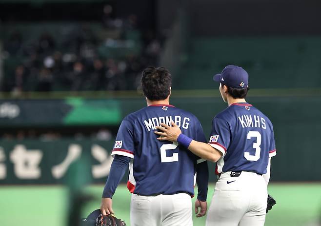 <yonhap photo-5439="">7일 일본 도쿄돔에서 열린 2026 WBC 조별리그 C조 2차전 대한민국과 일본의 경기. 7회말 무사 일본 마키의 파울볼을 잡으려다 펜스에 부딪힌 한국 문보경이 김혜성과 대화하고 있다. [사진=연합뉴스]</yonhap>