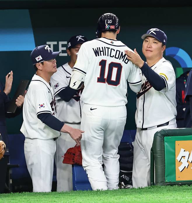 <yonhap photo-4912="">8일 일본 도쿄돔에서 열린 2026 WBC 조별리그 C조 3차전 대한민국과 대만의 경기. 5회말 무사 1, 3루 병살타를 친 한국 위트컴이 류지현 감독의 격려를 받고 있다. 2026.3.8 [연합뉴스]</yonhap>