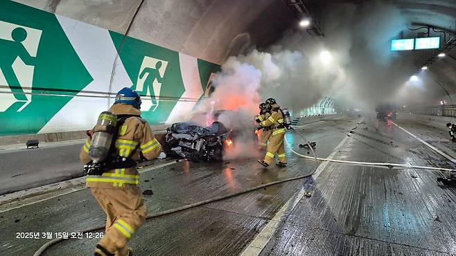 2025년 3월 15일 갈현터널에 발생한 사고로 화재가 발생해 소방관들이 진화하고 있다. 사진 한국도로공사