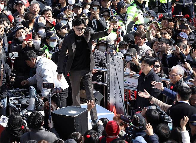 한동훈 전 국민의힘 대표가 7일 오후 부산 북구 구포시장을 찾아 지지자들에게 손을 흔들고 있다. 뉴스1
