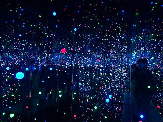 쿠사마 야요이의 작품인 무한거울방. 최충일 기자