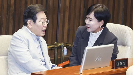이재명 더불어민주당 전 대표(왼쪽)가 14일 오후 국회 본회의장에서 열린 ‘정치·외교·통일·안보' 분야 대정부 질문에 참석해 전현희 의원과 대화하고 있다. 임현동 기자
