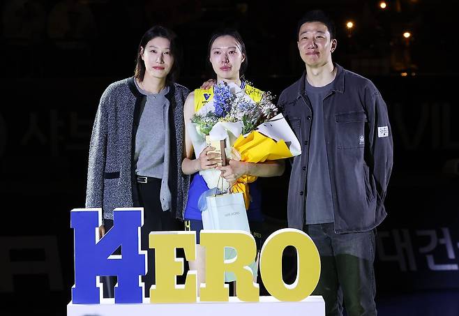 양효진(가운데)의 은퇴식 찾은 김연경(왼쪽)과 신영석. 연합뉴스