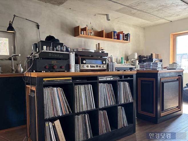 이정철 씨 카페는 식음료 제조 시설이 오픈된 구조다. /사진=이수 기자