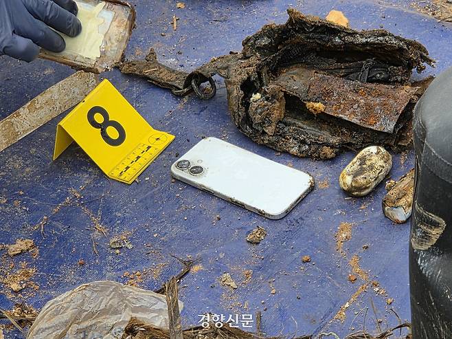 지난 6일 전남 무안공항에서 진행된 유류품 재조사 과정에서 참사 당시 희생자의 것으로 추정되는 휴대전화가 발견됐다.12·29 무안공항 제주항공 여객기참사 유가족협의회 제공