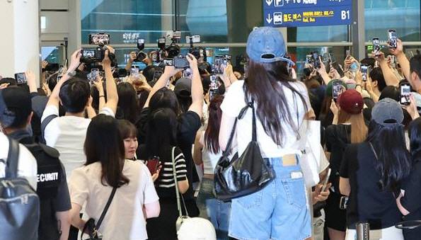 인천공항에서 출국하는 한 유명 연예인을 보기 위해 몰려든 팬들.