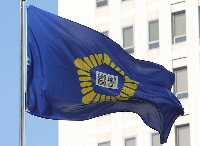 A flag flutters in front of the Busan District Court in Busan in this file photo. [YONHAP]