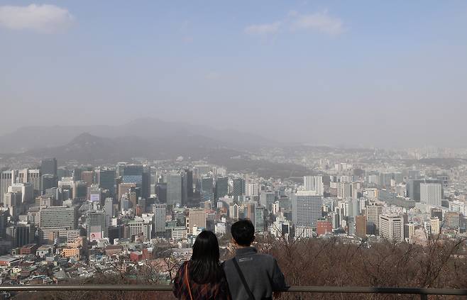 Seoul is seen covered in smog on Feb. 22, as a fine dust advisory is issued for the greater Seoul area. [NEWS1]