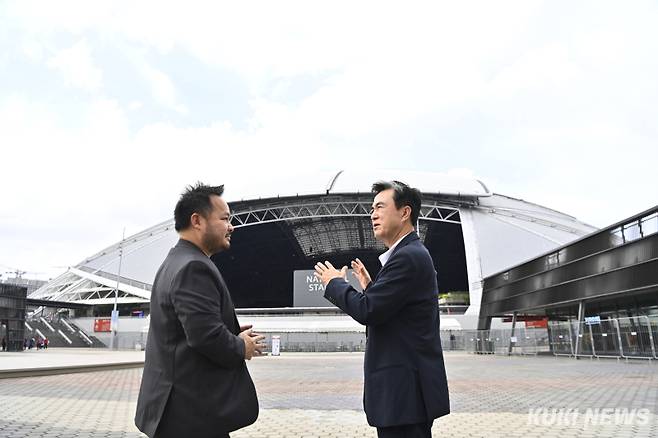 김태흠 충남지사(오른쪽)가 5일 싱가포르 국립경기장 앞에서 싱가포르 스포츠 허브 관계자에게 돔구장에 대해 묻고 있다.