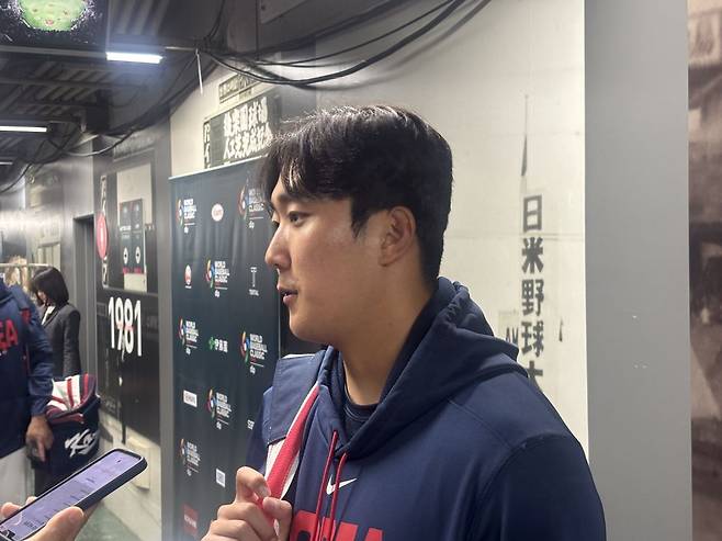 LG 트윈스 손주영이 7일 일본 도쿄돔에서 열린 2026 WBC 일본전을 마친 뒤 인터뷰하고 있다. 도쿄=최원준 기자