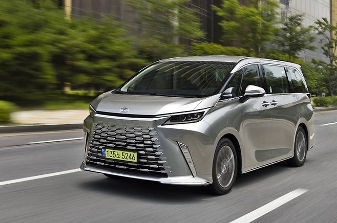 ‘시선집중’ 렉서스 LM 주행 장면 [사진제공=토요타]