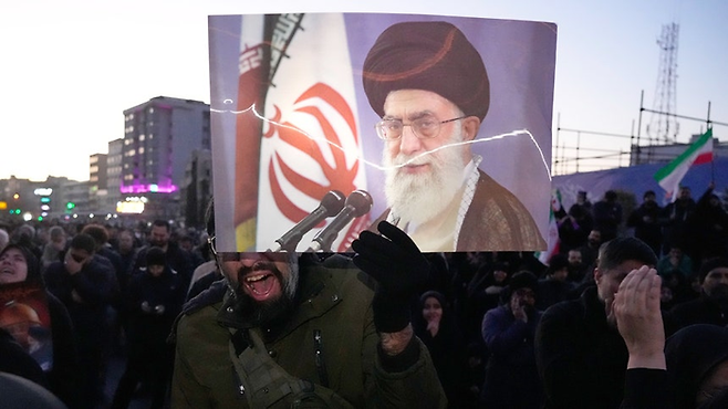 아야톨라 알리 하메네이 이란 최고지도자의 사망 소식을 접한 이란 정부 지지자들이 하메네이의 죽음을 애도하는 모습. /사진=AP뉴시스