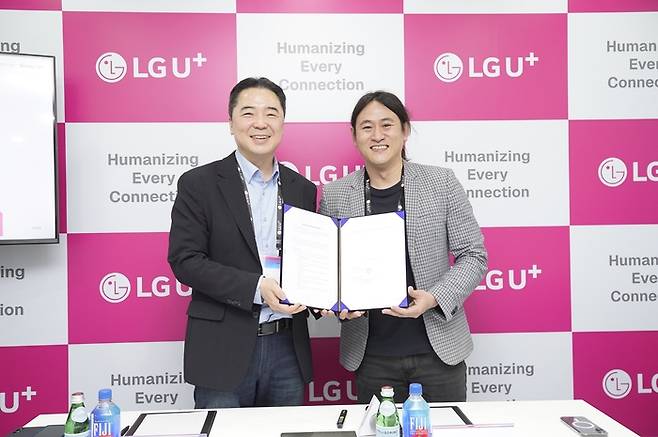 이상엽 LG유플러스 CTO(전무)와 백준호 퓨리오사AI 대표(오른쪽)가 MWC26 현장에서 기념촬영을 하는 모습. <사진=LG유플러스>