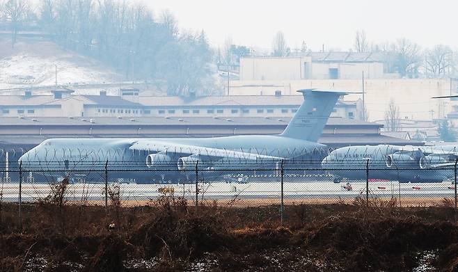 지난 6일 경기도 평택시 주한미공군 오산기지에 C-5와 C-17 등 대형 미군 수송기들이 대기하고 있다. [연합뉴스]