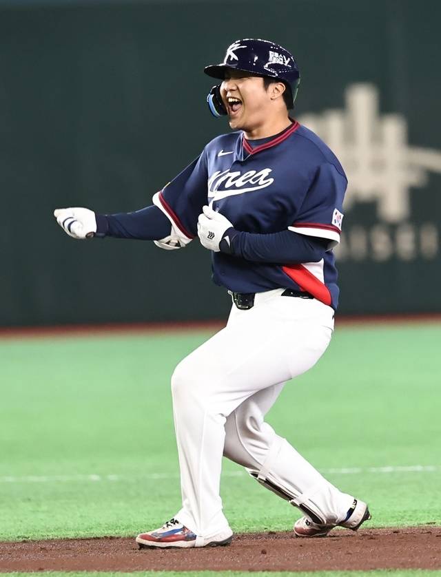 7일 일본 도쿄돔에서 열린 2026 WBC 조별리그 C조 2차전 대한민국과 일본의 경기. 1회초 2사 1, 2루 한국 문보경이 2타점 2루타를 치고 환호하고 있다. 사진=연합뉴스