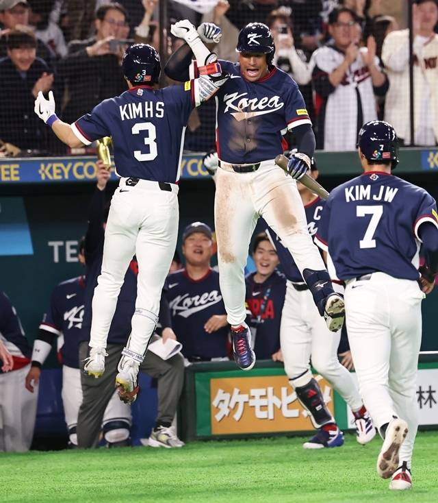 7일 일본 도쿄돔에서 열린 2026 WBC 조별리그 C조 2차전 대한민국과 일본의 경기. 4회초 1사 1루 한국 김혜성이 우중간 투런 홈런을 치고 존스와 세리머니를 하고 있다. 사진=연합뉴스