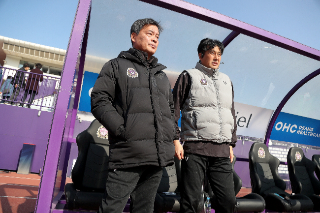 이우형 단장(왼쪽)과 유병훈 감독(오른쪽). 사진=FC안양 제공