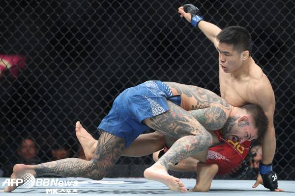 샤오롱은 가브란트를 상대로 잘 싸웠으나 졌다. 사진(美 라스베가스)=ⓒAFPBBNews = News1