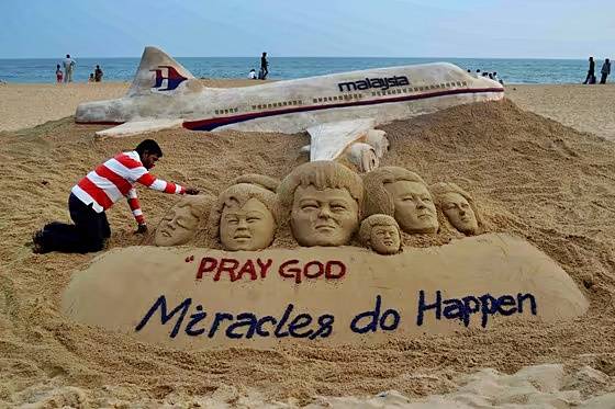 2014년 3월 인도 모래 예술가가 실종된 여객기인 말레이시아 항공 MH370편을 본 딴 모래 조형물과 함께 기적이 일어나길 바란다는 문구를 해변에 새겨 넣고 있는 모습./사진=AFP=뉴스1