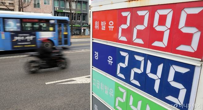 (서울=뉴스1) 김진환 기자 = 6일 서울의 한 주유소에 유류 가격이 표시돼 있다.   중동 리스크와 수급 불안정성에 따라 서울 평균 휘발유 가격이 리터당 1900원을 넘는 등?국내 기름값이 엿새 연속 오름세를 보이고 있다.   한편, 정부 합동반은 이날부터 주유소를 직접 방문해 가격 동향과 판매 상황을 점검하는 현장 점검에 나설 예정이다. 2026.3.6/뉴스1  Copyright (C) 뉴스1. All rights reserved. 무단 전재 및 재배포,  AI학습 이용 금지. /사진=(서울=뉴스1) 김진환 기자