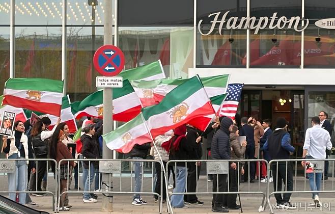 4일(현지시간) MWC26이 열리는 '피라 그란 비아' 전시장 건너편에서 진행된 반전 시위./사진=윤지혜 기자