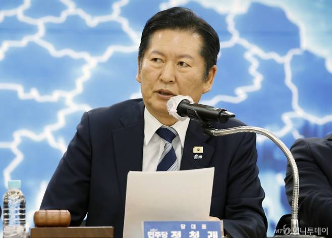 (영광=뉴스1) 김태성 기자 = 정청래 더불어민주당 대표가 6일 전남 영광군 농협에서 열린 현장최고위원회의에서 모두발언을 하고 있다. 2026.3.6/뉴스1  Copyright (C) 뉴스1. All rights reserved. 무단 전재 및 재배포,  AI학습 이용 금지. /사진=(영광=뉴스1) 김태성 기자