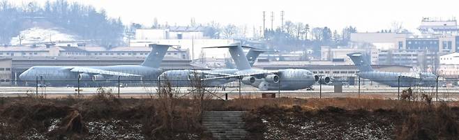 [평택=뉴시스] 김종택 기자 = 6일 경기 평택시 주한미군 오산공군기지에 C-5 와 C-17 등 대형 미군 수송기가 계류되어 있다. 2026.03.06. /사진=김종택
