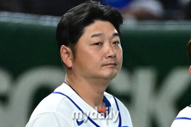 6일 일본 도쿄돔에서 열린 2026 월드 베이스볼 클래식(WBC) 조별리그 일본-대만 경기. 대만 쩡하오지우 감독이 경기 전 도열하고 있다./도쿄(일본)=한혁승 기자