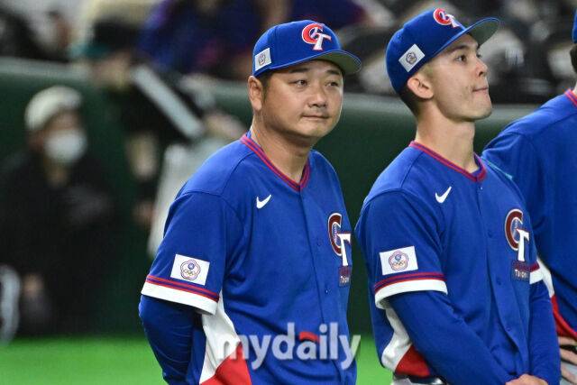 [마이데일리 = 도쿄(일본) 한혁승 기자] 5일 일본 도쿄돔에서 열린 2026 월드 베이스볼 클래식(WBC) 조별리그 대만-호주 경기. 대만 감독 쩡하오지우가 경기장에 도열했다./도쿄(일본)=한혁승 기자