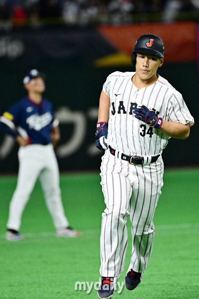 7일 일본 도쿄돔에서 열린 2026 월드 베이스볼 클래식(WBC) 조별리그 한국-일본 경기. 일본 요시다가 3회말 2사에 솔로포를 친 후 그라운드를 돌고 있다./도쿄(일본)=한혁승 기자