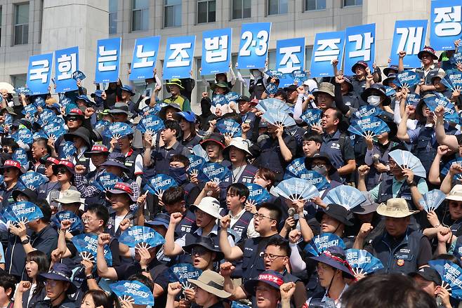 지난해 7월 민주노총과 한국노총 조합원, 진보당, 사회민주당 등 정당 당원들이 서울 여의도 국회 본청 앞에서 노란봉투법 신속 통과 촉구 기자회견을 하고 있다. [연합]