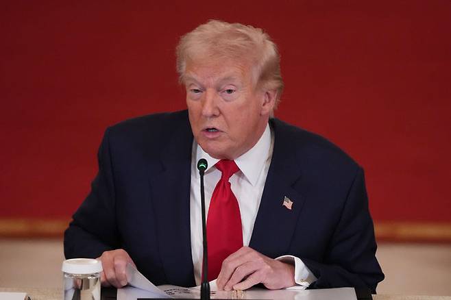 [워싱턴=AP/뉴시스]도널드 트럼프 미국 대통령이 6일 워싱턴DC 백악관 이스트룸에서 대학 스포츠 관련 원탁회의를 열고 발언하고 있다. 2026.03.07.