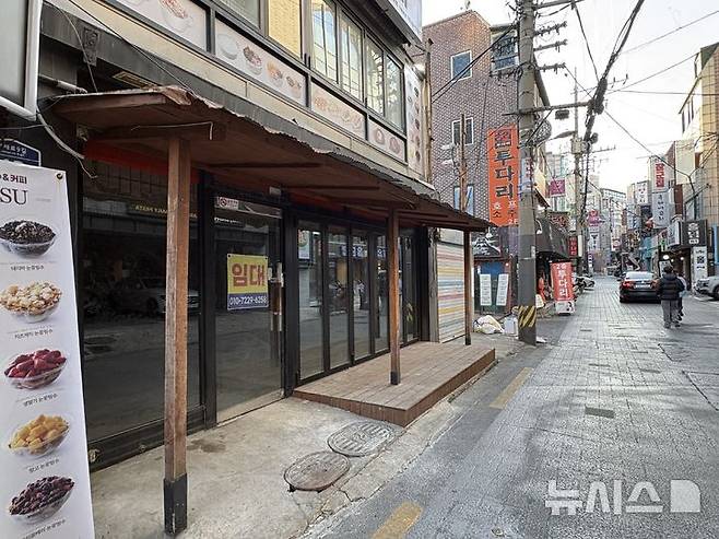 [서울=뉴시스]신유림 기자=개강 후 나흘이 지난 6일 오후 서울 서대문구 신촌 골목의 한 상가에 '임대 문의' 전단이 붙어 있다. 개강 시즌에도 한산한 거리의 모습. 2026.03.06. spicy@newsis.com