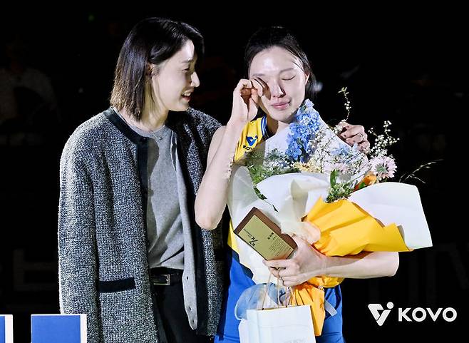 [서울=뉴시스]여자배구 양효진 은퇴식 찾은 김연경. (사진=KOVO 제공)