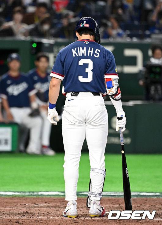 [OSEN=도쿄(일본), 손용호 기자] 7일 일본 도쿄돔에서 2026 월드베이스볼클래식(WBC) 조별리그 C조 대한민국과 일본의 경기가&nbsp;열렸다.한국은 잠수함 고영표, 일본은 좌완 기쿠치 유세이를 선발로 내세웠다. WBC에서 2006년 4강, 2009년 준우승을 차지한 한국은 이후 3개 대회(2013년, 2017년, 2023년)에서 연달아 1라운드를 통과하지 못하고 있다. 이번 대회에서는 8강 토너먼트 복귀를 목표로 대회에 임하고 있다. 지난 5일 체코와의 첫 경기에서는 11-4로 대승을 거두며 좋은 출발을 했다.&nbsp;8회초 2사 만루에서 한국 김혜성이 삼진을 당하고 있다. 2026.03.07&nbsp;/spjj@osen.co.kr