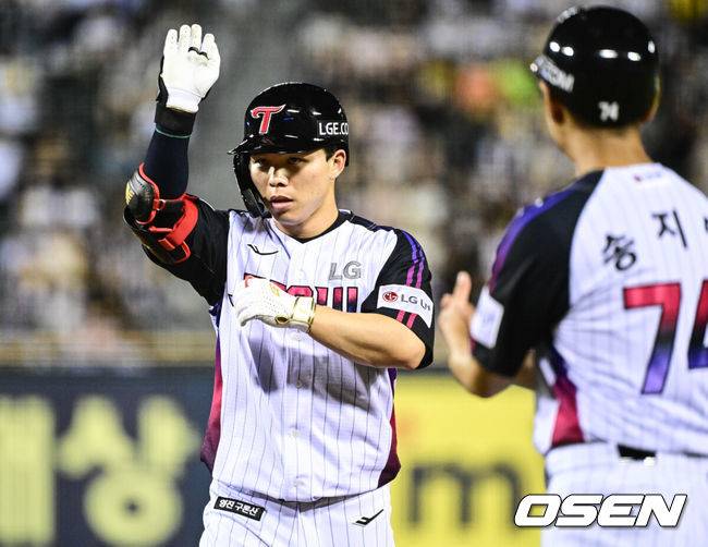 [OSEN=잠실, 조은정 기자]29일 오후 서울 잠실구장에서 ‘2025 신한 SOL Bank KBO리그’ LG 트윈스와 키움 히어로즈의 경기가 열렸다. 홈팀 LG는 임찬규, 방문팀 키움은 정현우를 선발로 내세웠다. 6회말 LG 선두타자 문성주가 안타 세리머니를 하고 있다. 2025.08.29 /cej@osen.co.kr