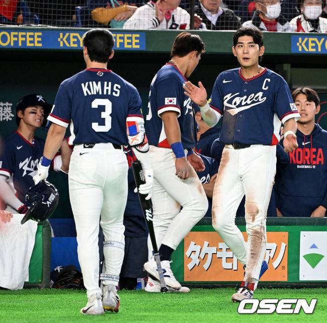 [OSEN=도쿄(일본), 손용호 기자] 7일 일본 도쿄돔에서 2026 월드베이스볼클래식(WBC) 조별리그 C조 대한민국과 일본의 경기가&nbsp;열렸다.한국은 잠수함 고영표, 일본은 좌완 기쿠치 유세이를 선발로 내세웠다. WBC에서 2006년 4강, 2009년 준우승을 차지한 한국은 이후 3개 대회(2013년, 2017년, 2023년)에서 연달아 1라운드를 통과하지 못하고 있다. 이번 대회에서는 8강 토너먼트 복귀를 목표로 대회에 임하고 있다. 지난 5일 체코와의 첫 경기에서는 11-4로 대승을 거두며 좋은 출발을 했다.&nbsp;8회초 2사 만루에서 한국 김혜성이 삼진을 당하자 이정후가 격려하고 있다. 2026.03.07&nbsp;/spjj@osen.co.kr