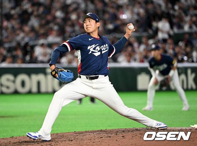 [OSEN=도쿄(일본), 손용호 기자] 7일 일본 도쿄돔에서 2026 월드베이스볼클래식(WBC) 조별리그 C조 대한민국과 일본의 경기가&nbsp;열렸다.한국은 잠수함 고영표, 일본은 좌완 기쿠치 유세이를 선발로 내세웠다. WBC에서 2006년 4강, 2009년 준우승을 차지한 한국은 이후 3개 대회(2013년, 2017년, 2023년)에서 연달아 1라운드를 통과하지 못하고 있다. 이번 대회에서는 8강 토너먼트 복귀를 목표로 대회에 임하고 있다. 지난 5일 체코와의 첫 경기에서는 11-4로 대승을 거두며 좋은 출발을 했다.&nbsp;5회말 한국 손주영이 역투하고 있다. 2026.03.07&nbsp;/spjj@osen.co.kr